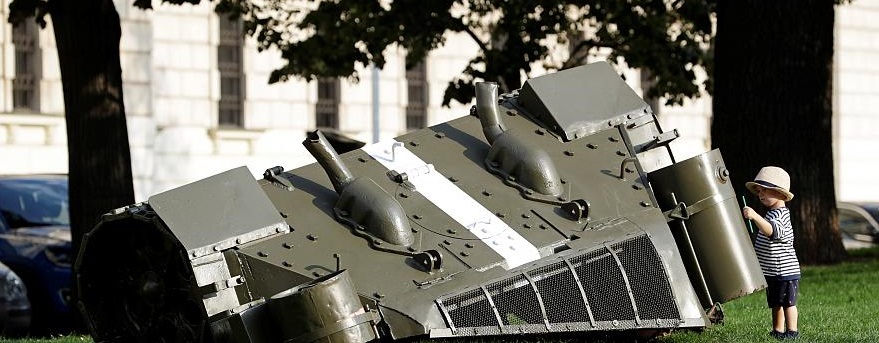 У столиці Чехії на одній із площ з`явилася частина корпуси танка