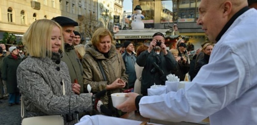 Напередодні Різдва політики Праги в Чехії пригощатимуть рибним супом жителів