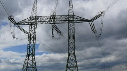 Кінічна ціна електрики складається з ціни виробленої електроенергії, платежів за її передачу, розподіл та плати за супутні системні послуги