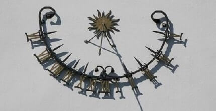 Сонячний годинник можна виконати не тільки у вигляді картини, але й у вигляді кованого виробу
