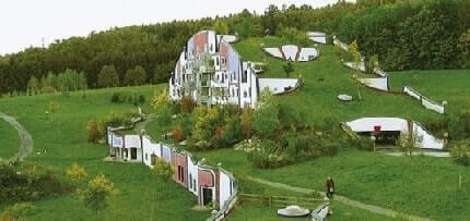 Прекрасним прикладом реалізації проекту рослинного даху інтенсивного типу є Хундертвассерові Бані в сусідній Австрії