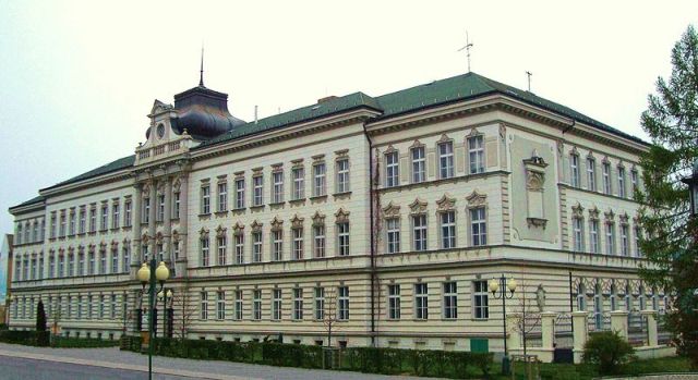 Будівля восьмирічної гімназії в стилі бароко на вулиці Палацького