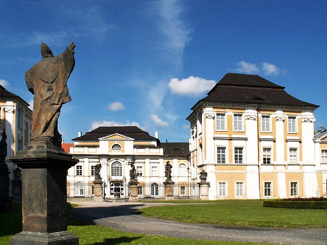 Замок Духцов у Чехії