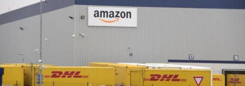 Amazon побудує в Чехії велике Нещодавно стало відомо, що <em>A</em><em>mazon, найбільша компанія з продажу товарів та послуг через Інтернет,</em><em>будує у Чехії велике сховище повернутий продукції. Склад, який займе 40 тис. кв. метрів, планується звести неподалік Праги в індустріальному районі Горні-Почерниці. Він повинен буде надати близько 3000 нових робочих місць і замістити собою подібний склад на 1000 робочих місць, що знаходиться в Німеччині. Таким чином, новий склад насамперед працюватиме з німецькими та австрійськими ринками.</p>
<p>Вищий посібник Amazon поки не коментує чутки про масштабне будівництво. Однак, дочірня Фірма в Чехії неодноразово згадувала про те, що у зв`язку з активним розвитком Amazon у Європі, виникає потреба у розширенні та центру повернення продукції.</p>
<p>Нагадаємо, що компанії Amazon належить великий розподільний центр, який знаходиться під Прагою в громаді Добровізі, а також величезний двоповерховий офіс у самій Празі. Центр у Добровізі був орендований керівництвом компанії наприкінці 2014 року та розрахований на 2000 постійних робочих місць. На даний момент продовжується набір співробітників у компанію та центр готується до свого відкриття. Подібна активність компанії невід`ємно пов`язана зі зростанням популярності Amazon у всій Європі.</p>
<div class=