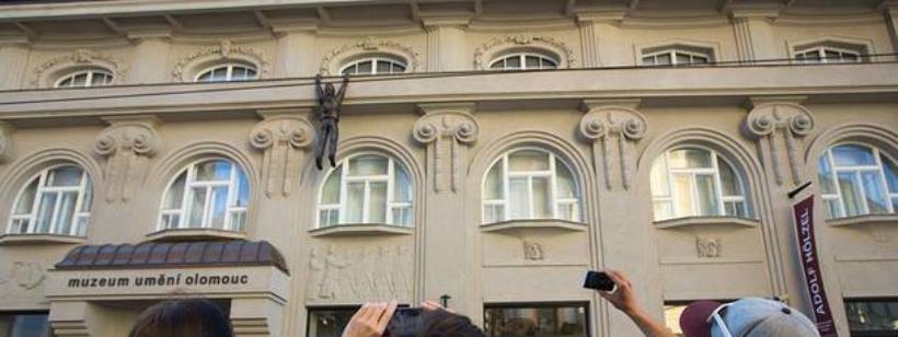 Фасад музею міста Оломоуц, прикрашатиме скульптура Девіда Чорного Грабіжник