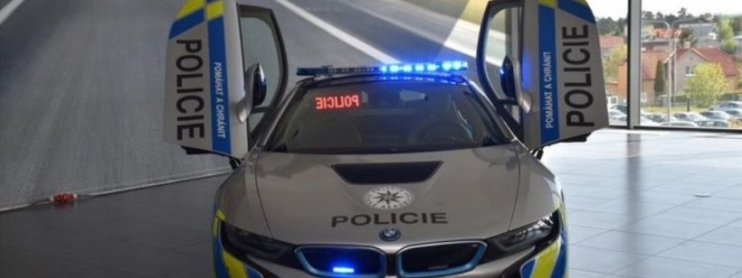 У Чехії поліцейські розбили дорогу машину